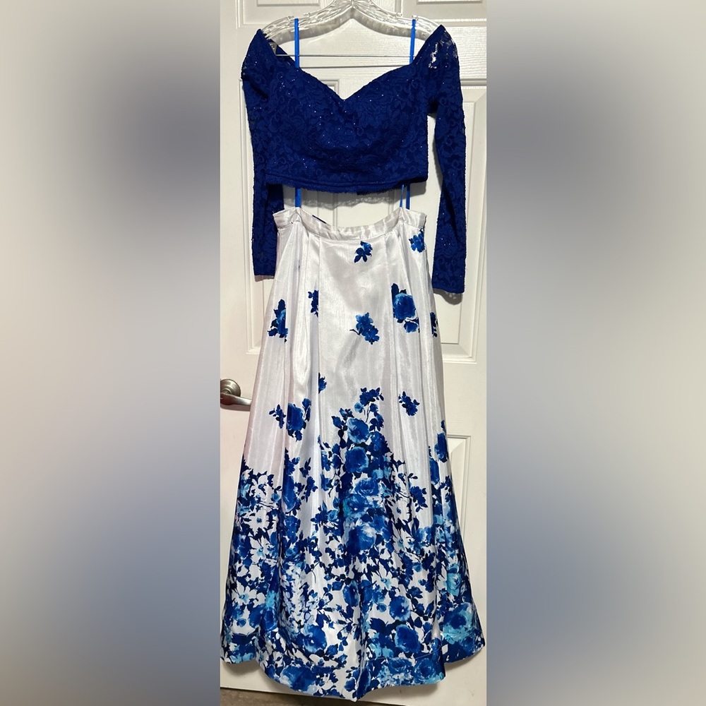 Sequin Hearts Junior's Blue White Floral Two Piece Formal‎ Zips in Back Size 11